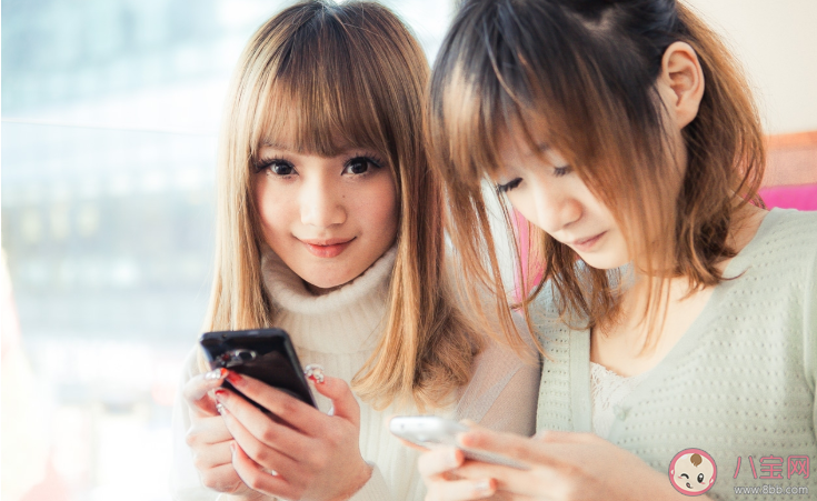 和女生約會對方總是低頭玩手機是什么原因 女生一直低頭玩手機怎么辦 和女生約會對方總是低頭玩手機是什么原因 女生一直低頭玩手機怎么辦