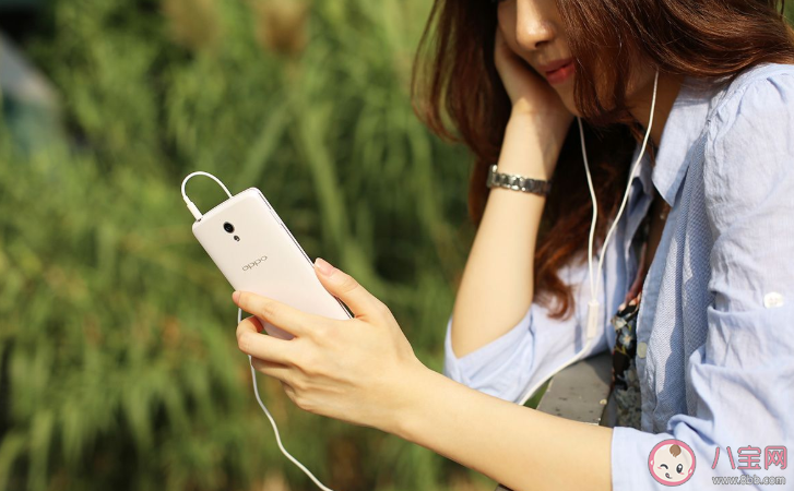 和女生約會對方總是低頭玩手機是什么原因 女生一直低頭玩手機怎么辦 和女生約會對方總是低頭玩手機是什么原因 女生一直低頭玩手機怎么辦