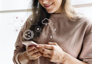 和女生約會對方總是低頭玩手機是什么原因 女生一直低頭玩手機怎么辦