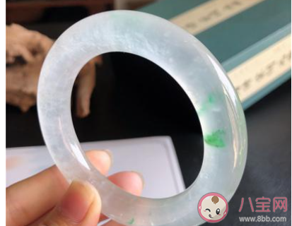 女子試帶玉鐲被卡當場買下敲碎什么情況 一般玉鐲價格多少錢
