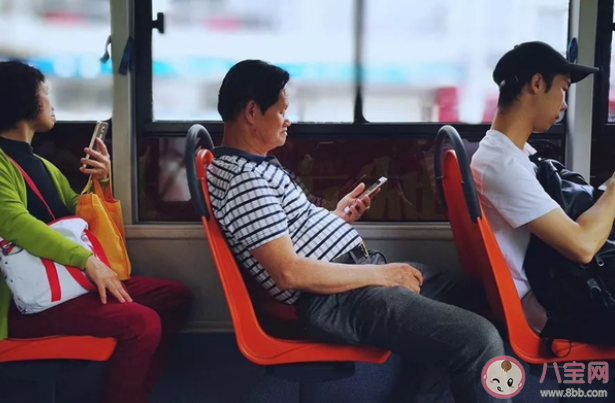 新冠病毒可在手機屏上存活一個月是真的嗎 手機該如何消毒