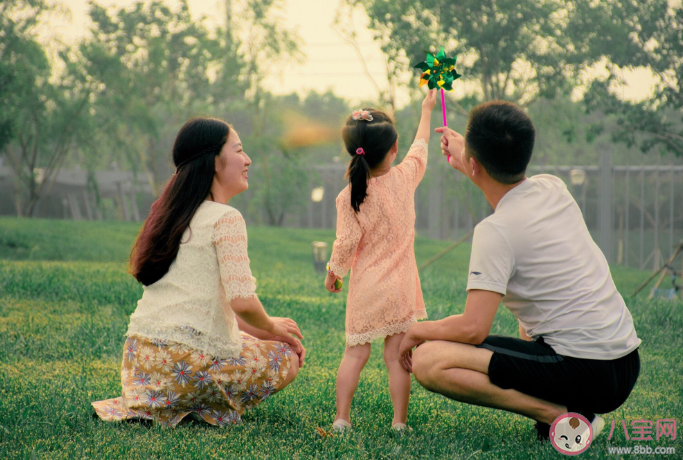 父母太過恩愛會不會影響親子關系 如何在孩子面前得體地秀恩愛