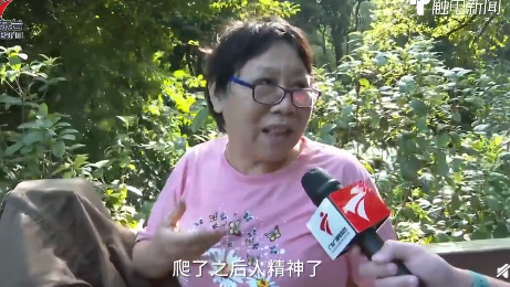 老人組團(tuán)龜蛇爬行是怎么回事 龜蛇爬行真的能健身嗎