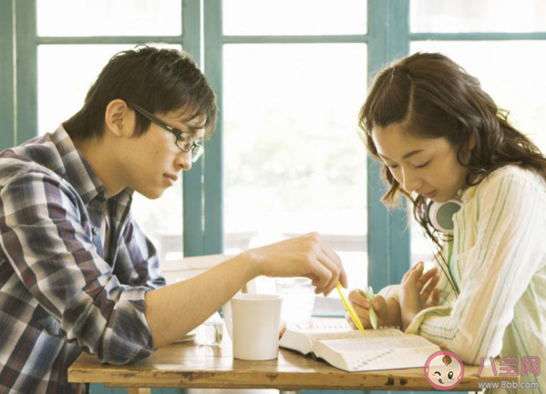 和相親對(duì)象的飯局應(yīng)該誰(shuí)來(lái)買(mǎi)單 相親買(mǎi)單AA制好不好