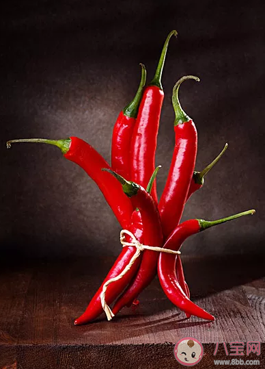 為什么吃完辣椒后喝水會變得很燙 吃完辣椒怎么正確解辣