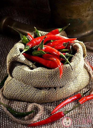 為什么吃完辣椒后喝水會變得很燙 吃完辣椒怎么正確解辣