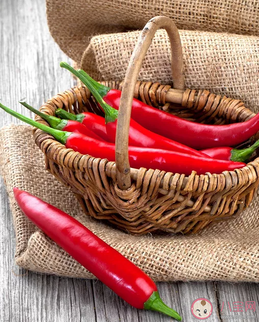 為什么吃完辣椒后喝水會變得很燙 吃完辣椒怎么正確解辣