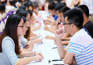 和相親對(duì)象的飯局應(yīng)該誰(shuí)來(lái)買(mǎi)單 相親買(mǎi)單AA制好不好