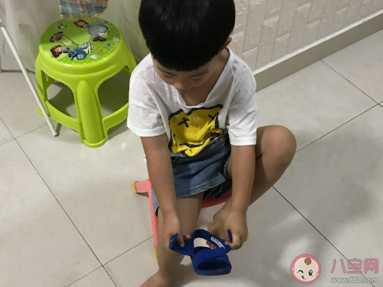 寶寶會(huì)自己穿鞋子啦心情說(shuō)說(shuō) 寶寶會(huì)自己穿鞋媽媽心情感慨