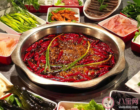 火鍋店回收湯底熬制老油變新油是真的嗎 火鍋老油對(duì)身體有害處嗎