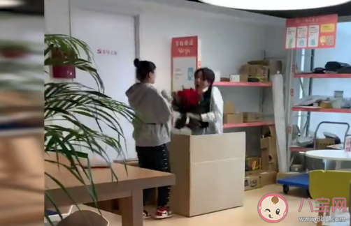 男生藏快遞箱求婚被他人錯拆是怎么回事 驚喜求婚的方式有哪些 男生藏快遞箱求婚被他人錯拆是怎么回事 驚喜求婚的方式有哪些