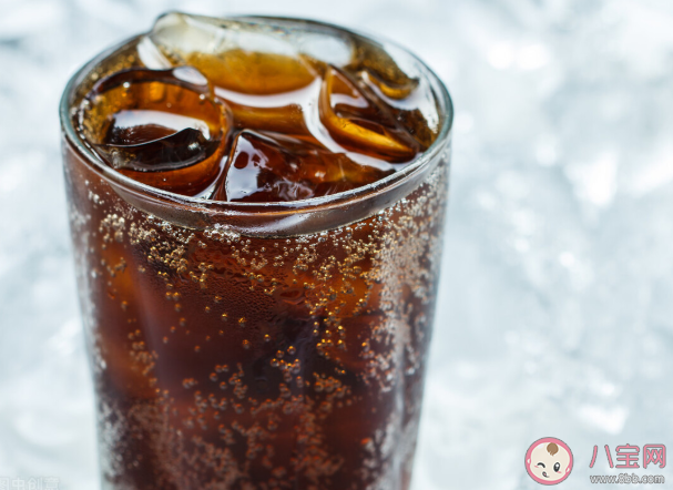 小伙每天喝3瓶可樂患尿毒癥晚期是怎么回事 喝可樂會導致尿毒癥嗎 小伙每天喝3瓶可樂患尿毒癥晚期是怎么回事 喝可樂會導致尿毒癥嗎