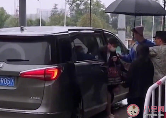 保安回應(yīng)沒(méi)給楊迪打傘是怎么回事 楊迪是怎么火起來(lái)的