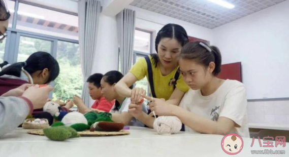 美術老師教學生用毛線編織美食是怎么回事 毛線都有哪些用處 美術老師教學生用毛線編織美食是怎么回事 毛線都有哪些用處