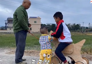 木匠爺爺為孫子定制會跑的木馬是怎么回事 爺孫之間的感情有多令人羨慕