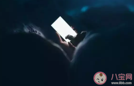 關(guān)燈看手機危害到底有多大 如何保護(hù)自己的視力
