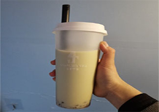 冬天的第一杯奶茶曬圖發(fā)朋友圈說說 冬天的第一杯奶茶圖片心情句子