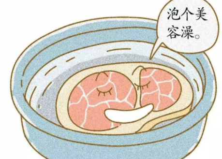 學(xué)校食堂員工用腳洗菜是真的嗎 如何保障孩子的飲食安全 學(xué)校食堂員工用腳洗菜是真的嗎 如何保障孩子的飲食安全