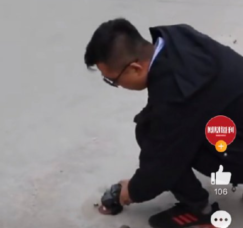 小伙2年義務清除130斤路釘是怎么回事 拔釘小哥是什么梗