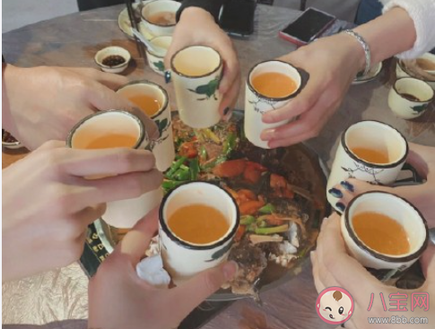 部門聚餐曬圖發朋友圈文案說說 部門聚餐發朋友圈的圖片說說