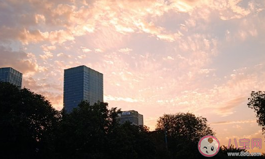 曬天空照的的簡短句子 配天空照片的的唯美文字大全