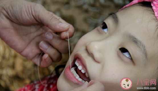 女兒第一次換牙的發朋友圈說說 女兒第一次換牙心情句子