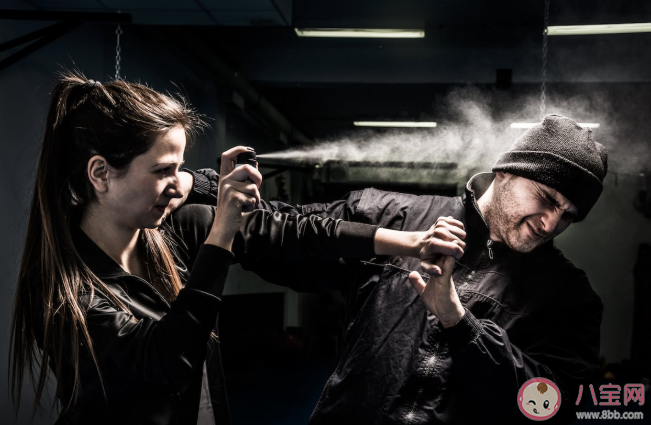 被人闖入家門應(yīng)如何自衛(wèi) 正當(dāng)防衛(wèi)如何才能成立 被人闖入家門應(yīng)如何自衛(wèi) 正當(dāng)防衛(wèi)如何才能成立