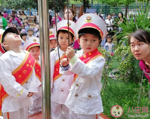 兒子當升旗手發朋友圈說說 孩子當旗手媽媽的感受心情