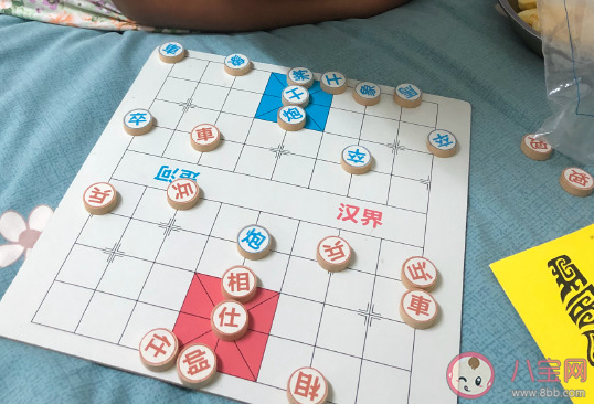 曬兒子下象棋朋友圈的說說 陪兒子下棋幽默說說句子