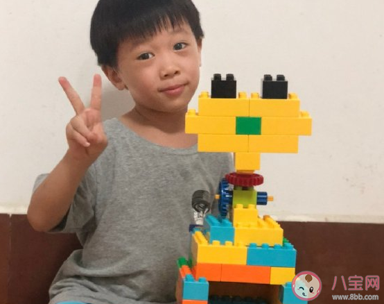 和兒子一起拼樂高發朋友圈說說 和孩子一起搭樂高話語句子