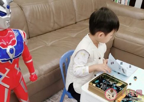 兒子拼樂高怎么發朋友圈贊揚 兒子拼完樂高的成就感句子