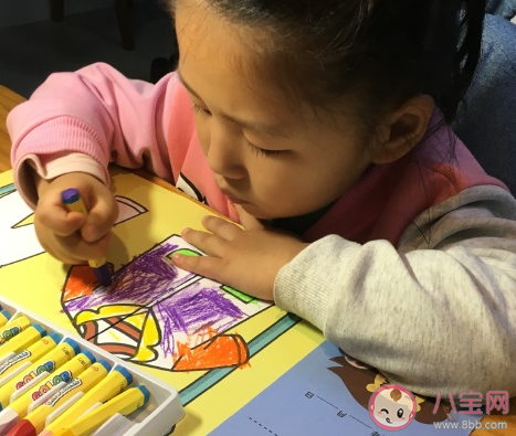 陪女兒看書的發(fā)朋友圈說說 女兒看書心情感言句子。