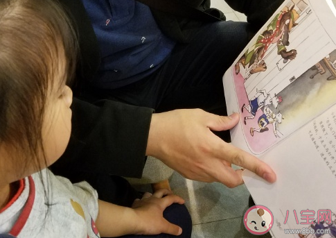 陪女兒看書的發(fā)朋友圈說說 女兒看書心情感言句子。