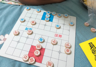 曬兒子下象棋朋友圈的說說 陪兒子下棋幽默說說句子