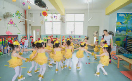 幼兒園會納入義務教育嗎 會解決入園難入園貴的問題嗎