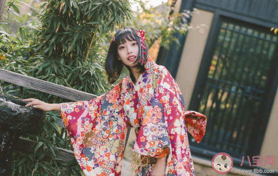 第一次給別人化妝發(fā)朋友圈的說(shuō)說(shuō) 第一次給別人化妝搞笑句子 第一次給別人化妝發(fā)朋友圈的說(shuō)說(shuō) 第一次給別人化妝搞笑句子