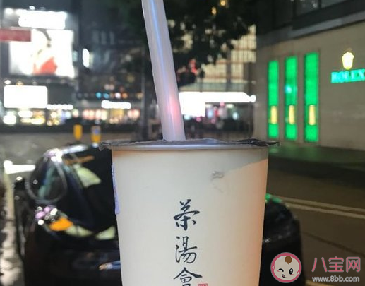 入冬的第一杯奶茶曬朋友圈文案 冬天喝杯奶茶心情說說