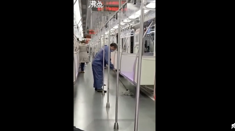 上海地鐵用拖把擦座椅怎么回事 官方是如何回應(yīng)的