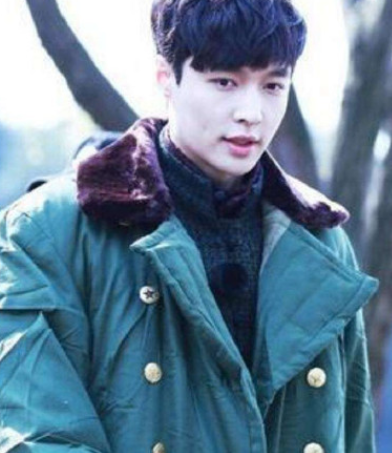 大一男生組團穿軍大衣上課怎么回事 軍大衣有多保暖