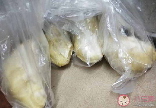 兒子第一次吃榴蓮曬朋友圈說說 兒子吃榴蓮搞笑文案大全