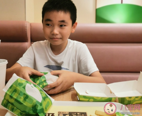 帶孩子吃漢堡發(fā)朋友圈的說說 帶孩子吃漢堡心情短語