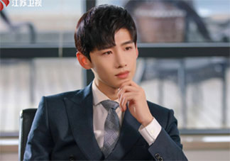 《與晨同光》初晨和李洛書是同一個(gè)人嗎 李洛書為什么變成初晨了