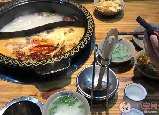 下雪天吃火鍋的朋友圈說說 冬天和火鍋更配感慨大全 下雪天吃火鍋的朋友圈說說 冬天和火鍋更配感慨大全