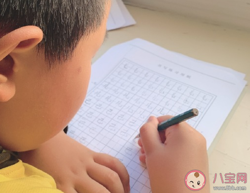 陪孩子一起練字發朋友圈說說 和孩子一起練字感悟句子