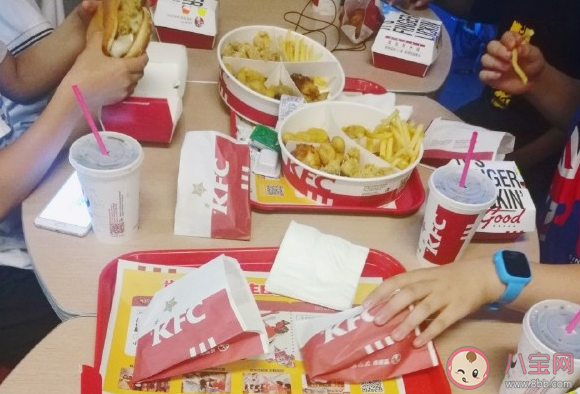 周末和孩子吃肯德基曬朋友圈文案 周末和孩子吃肯德基心情說說