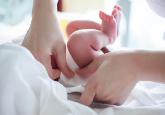 半夜寶寶紙尿褲鼓鼓的要換嗎 寶寶夜醒之后是先喂奶還是換尿不濕