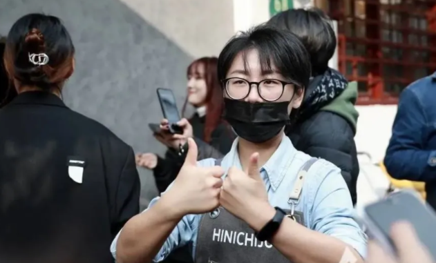 上海熊掌咖啡店怎么火的 遞咖啡的熊掌干凈嗎