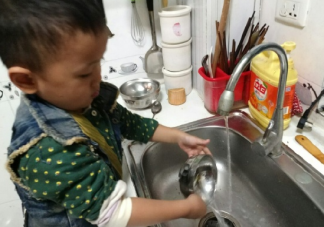 兒子學會了做家務曬朋友圈說說 兒子學會了做家務心情感言句子