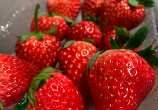 冬天的第一盒草莓朋友圈文案 冬天的第一盒草莓心情句子