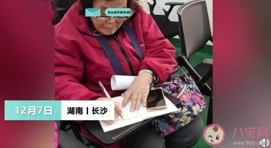 八旬奶奶報班學用智能手機是怎么回事 老人要不要會用智能手機